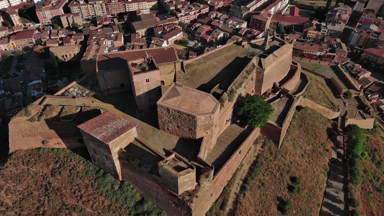 histórico castillo templario en monzon, huesca, con el paisaje de la ciudad circundante, día soleado