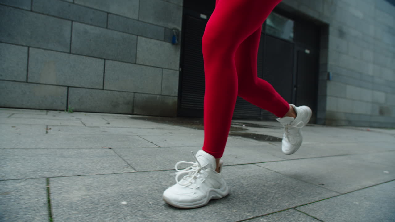 piernas femeninas corriendo en la calle. cerrar las piernas femeninas corriendo al aire libre.