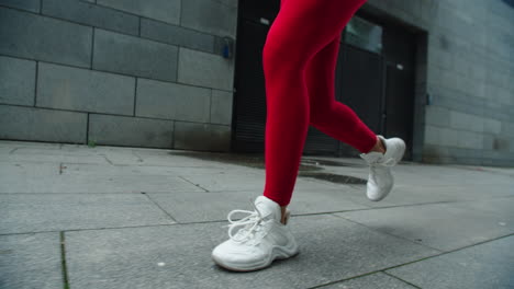 Weibliche-Beine-Laufen-Auf-Der-Straße.-Nahaufnahme-Der-Beine-Einer-Frau-Beim-Joggen-Im-Freien.