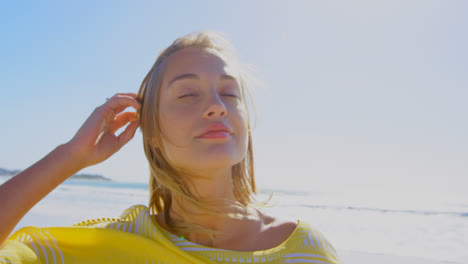 Vista-Frontal-De-Una-Joven-Caucásica-Relajándose-En-La-Playa-4k