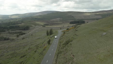 Furgoneta-De-Entrega-De-Mensajería-Que-Conecta-La-Logística-De-Wicklow,-Irlanda,-Drone-Aéreo