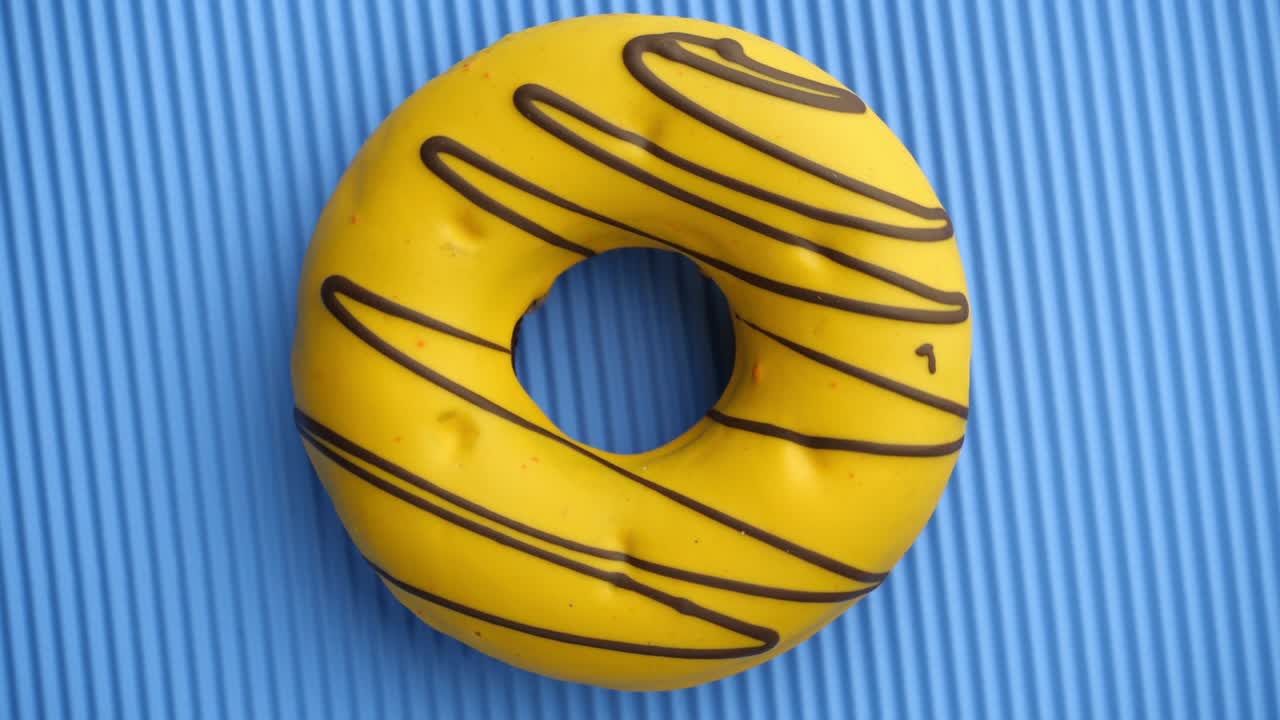 el donut glazado de primer plano.