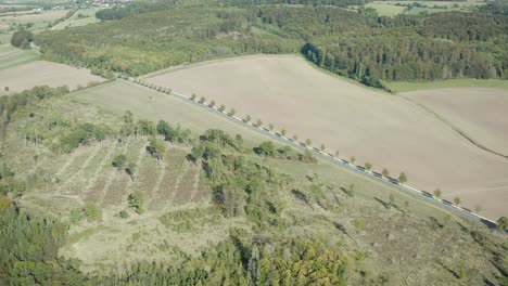 Luftdrohne-über-Schöne-Deutsche-Landschaft,-Wald,-Europa-Geschossen