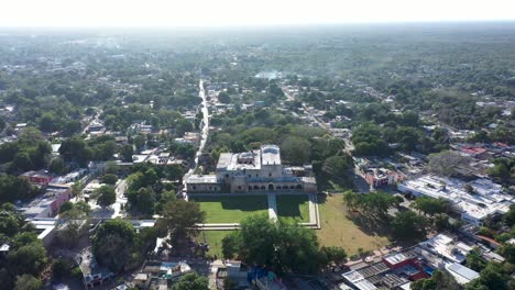 Alta-Entrada-Aérea-Al-Convento-De-San-Bernardino-En-Valladolid,-Yucatán,-México,-Temprano-En-La-Mañana