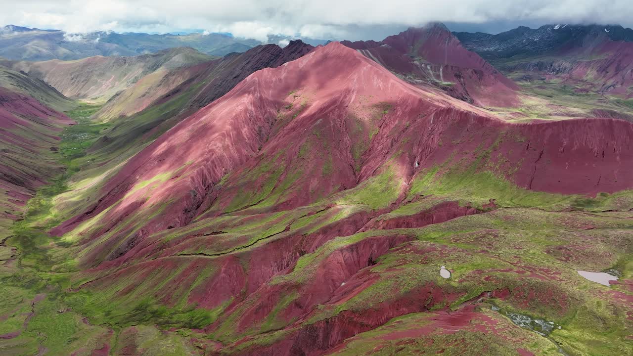 Veduta aerea da drone della Montagna Arcobaleno, Vinicunca, Regione di Cusco, Perù