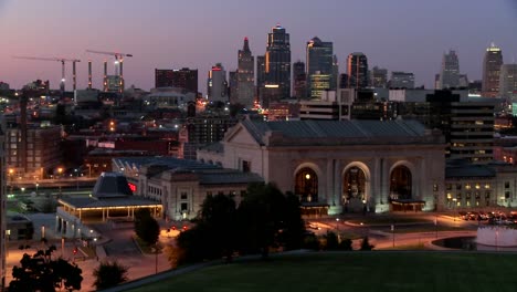 Eine-Nächtliche-Aussicht-Auf-Die-Skyline-Von-Kansas-City-Missouri-1