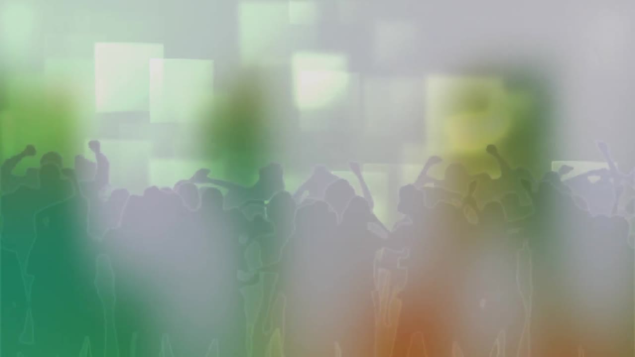 animación de proyecciones de luz cuadrada verde y humo sobre la multitud bailando