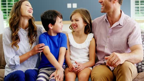 Familie-Entspannt-Auf-Dem-Sofa-Im-Wohnzimmer