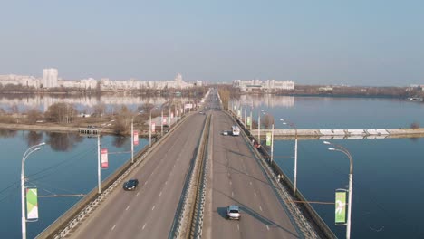 vista aérea de un puente sobre un río con la ciudad en el fondo.