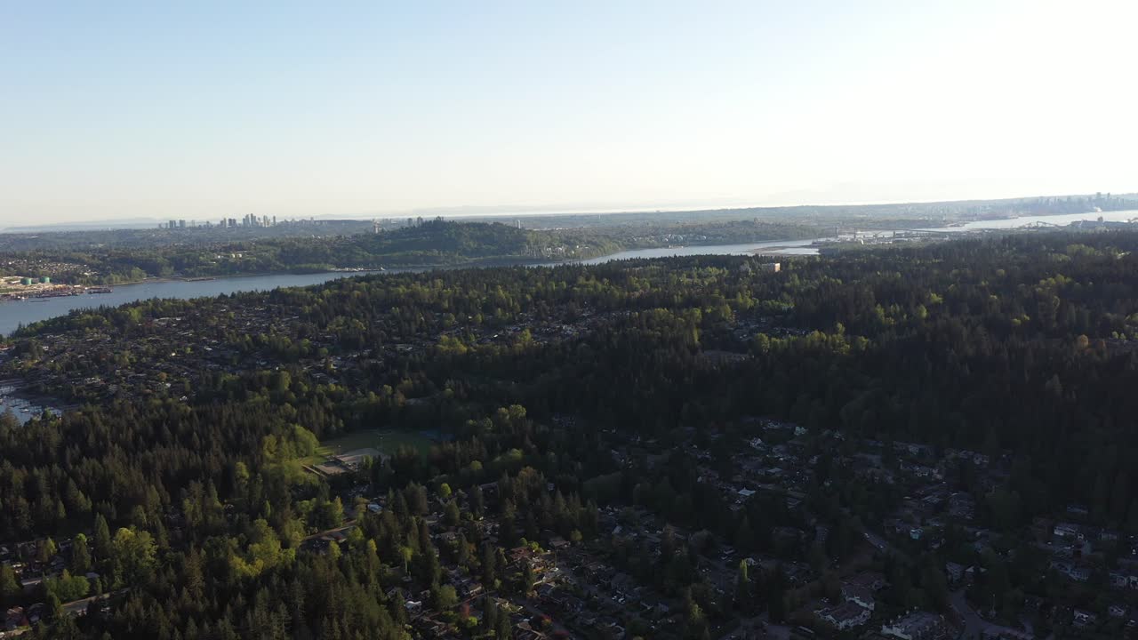 vista aérea sobre el puerto deportivo de deep cove en el norte de vancouver