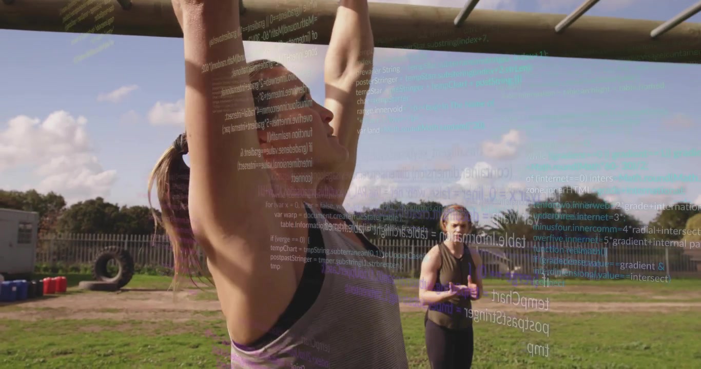 Entrenando de fitness asegurando las muñequeras y balanceándose por las barras de mono mientras el entrenador guía la técnica
