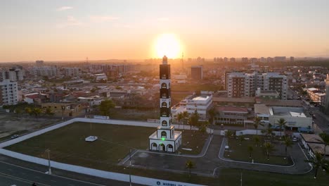 Paisaje-Aéreo-De-La-Puesta-Del-Sol-Del-Faro-De-Atalaia-En-Aracaju-En-Sergipe-Brasil