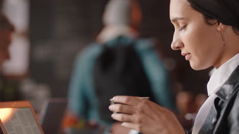 Joven-Mujer-De-Negocios-Musulmana-Usando-Una-Computadora-Portátil-En-Una-Cafetería-Tomando-Café-Trabajando-En-Red-En-Línea-Disfrutando-Relajándose-En-El-Almuerzo-En-Un-Restaurante