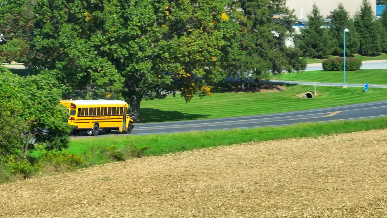 Scuolabus giallo che circola nell'America rurale