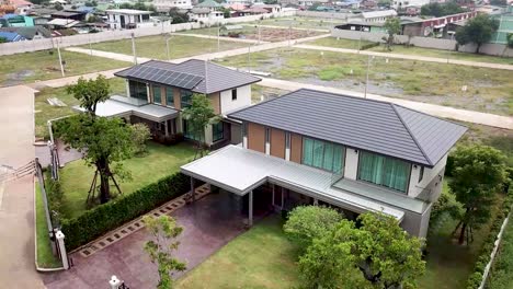 vista aérea diseño exterior de casa moderna con techo solar