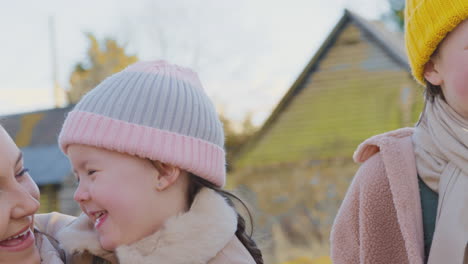 retrato de una familia con una hija con síndrome de down caminando por el campo en otoño o invierno