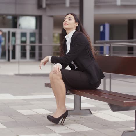 mujer de negocios tranquila sentada al aire libre