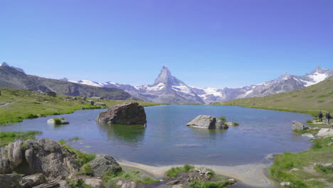 matterhorn con el lago stellisee en zermatt, suiza