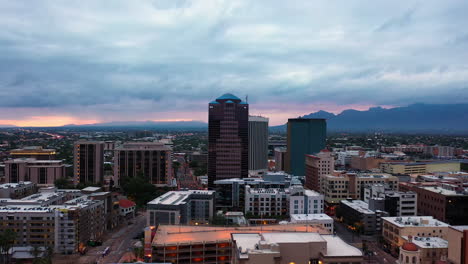 Edificios-De-Gran-Altura-En-El-Centro-De-Tucson-En-Arizona-Con-Montañas-De-Santa-Catalina-En-Un-Fondo-Distante-Al-Atardecer