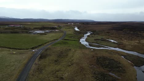 Straße-Und-Fluss-Auf-Der-Westseite-Islands-An-Einem-Bewölkten-Morgen,-Luftaufnahmen