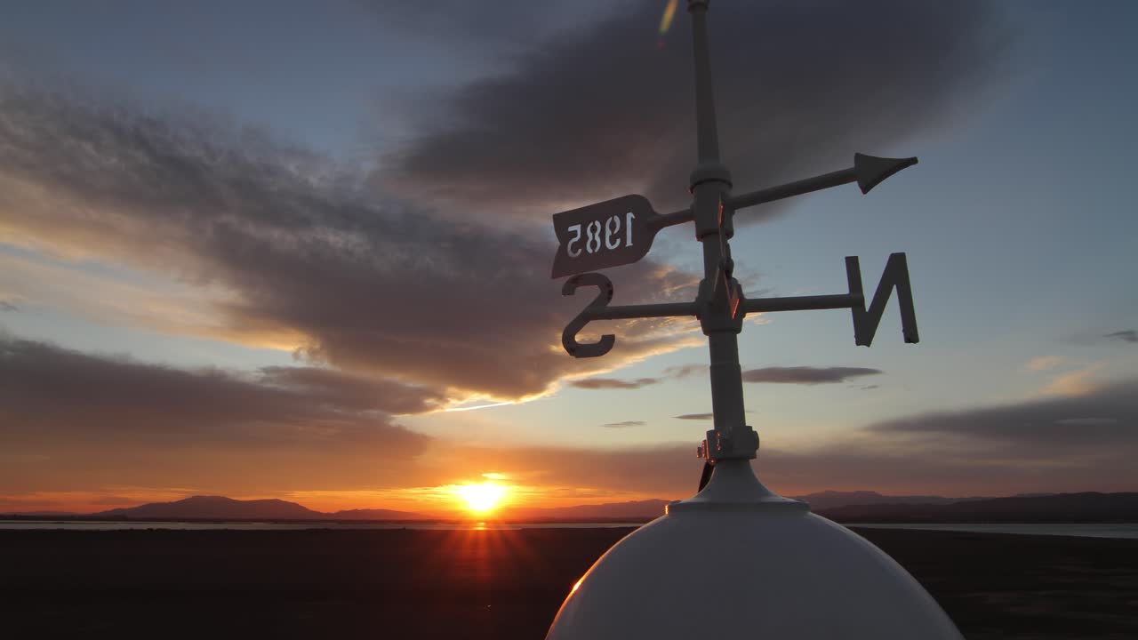 Banderuola in cima a un faro al tramonto, nel Delta dell'Ebro in Spagna