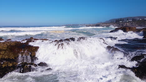 Olas-Oceánicas-Enojadas-Golpeando-La-Costa-Irregular-En-Hermanus,-Sudáfrica