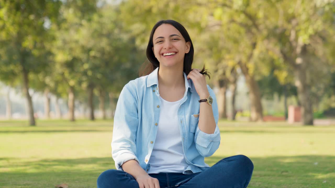 chica india jugando con sus cabellos