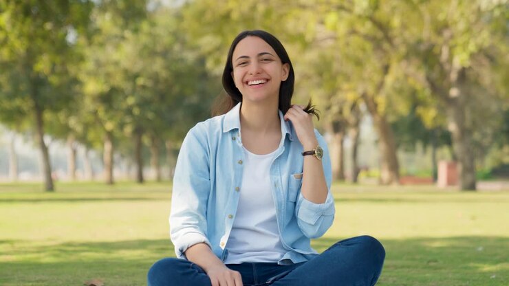 chica india jugando con sus cabellos