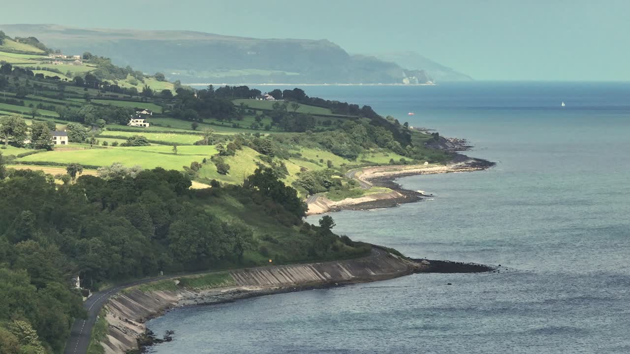 la carretera de la costa de antrim en irlanda del norte