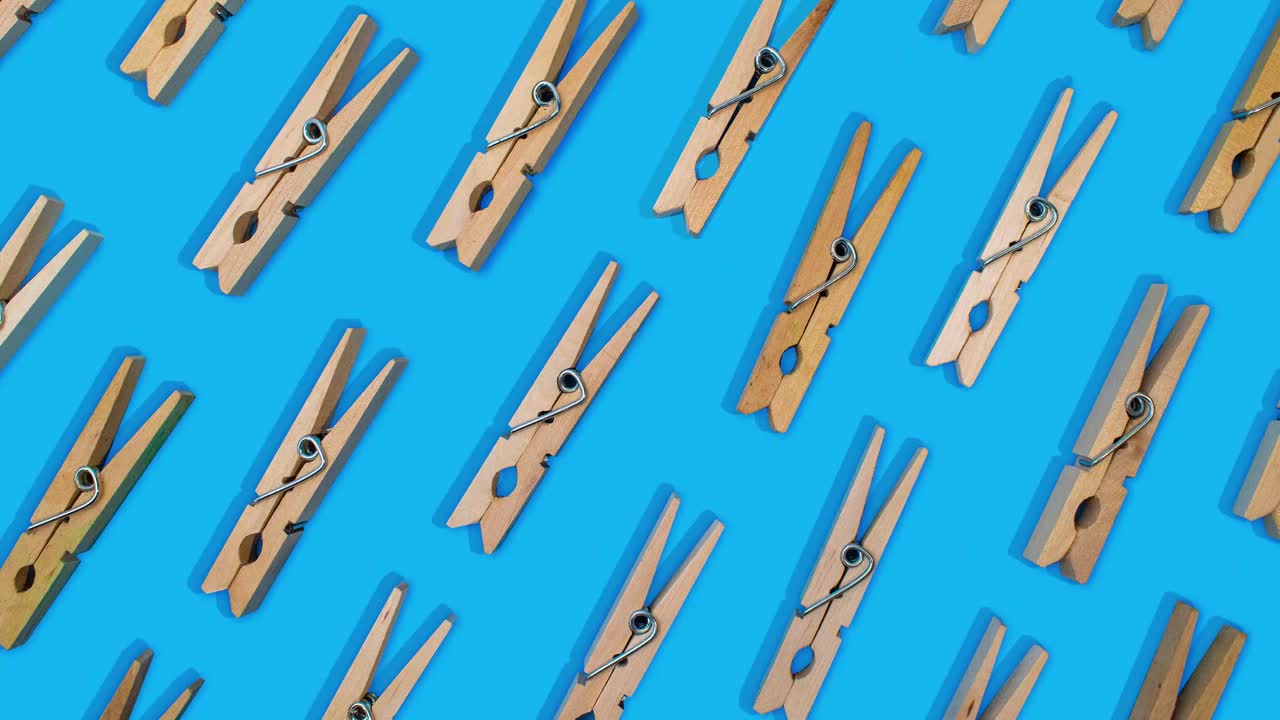 생생한 파란색 배경에 패턴 열기 및 닫기 중지 동작 효과로 배치된 빨래집게