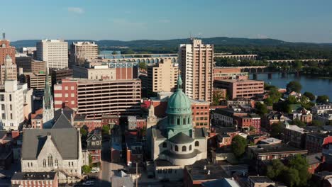 toma aérea de un camión desde el horizonte de harrisburg pa hasta los puentes del río susquehanna