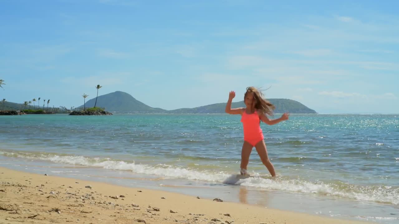 해변에서 물에서 놀고 있는 소녀 4k