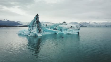 Eine-Luftaufnahme-Eines-Kajakfahrers-In-Der-Gletscherlagune-Jökulsarlon