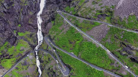 el camino del troll trollstigen o trollstigveien es un camino sinuoso de montaña.