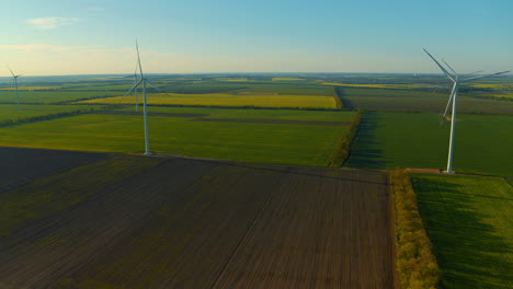 Blick-Auf-Windgeneratoren,-Die-Saubere-Alternative-Energie-In-Ländlicher-Landschaft-Erzeugen.