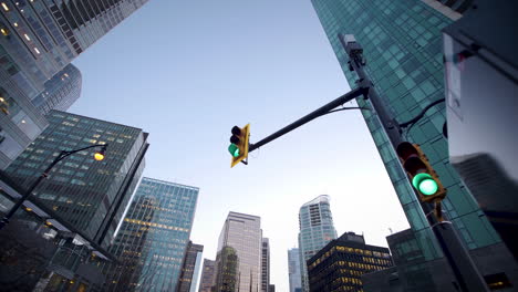 Flashing-street-light-at-a-downtown-intersection