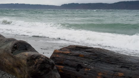 Langsame-Pfanne-Rauer-Wellen,-Die-Während-Eines-Wintersturms-An-Einem-Puget-Sound-Strand-Brechen