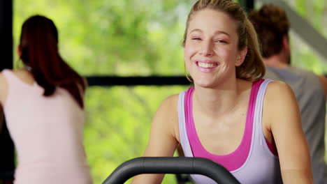 Mujer-En-Forma-Haciendo-Bicicleta-Estática