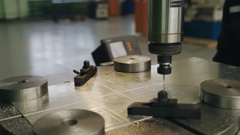 the spindle of the milling machine rotates while processing the part with the cutter. shooting of the machine tool operation at an industrial enterprise