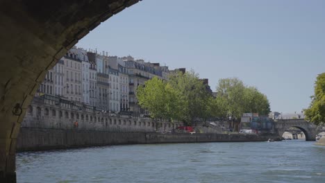 Vista-De-La-Ciudad-Y-Puentes-Desde-Un-Barco-Turístico-En-El-Río-Sena-En-París,-Francia,-Filmada-En-Cámara-Lenta-1