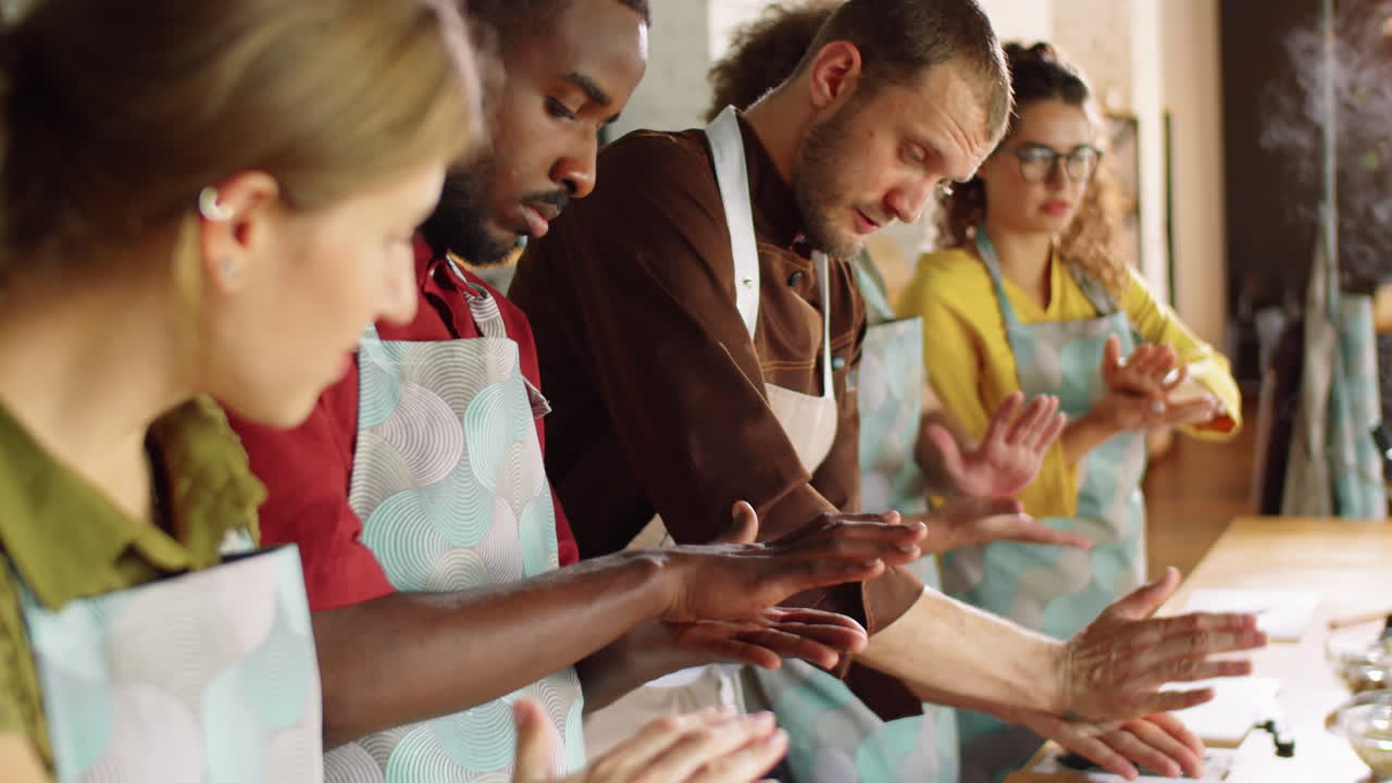 요리사 와 학생 들 이 요리 수업 중 향신료 를 는 것