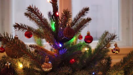 primer plano de un árbol de navidad bellamente decorado dentro de la casa