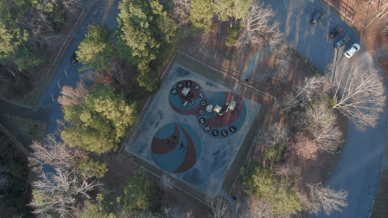 운동장과 어린이 놀이터가 있는 더럼 교외 공원 도시 계획