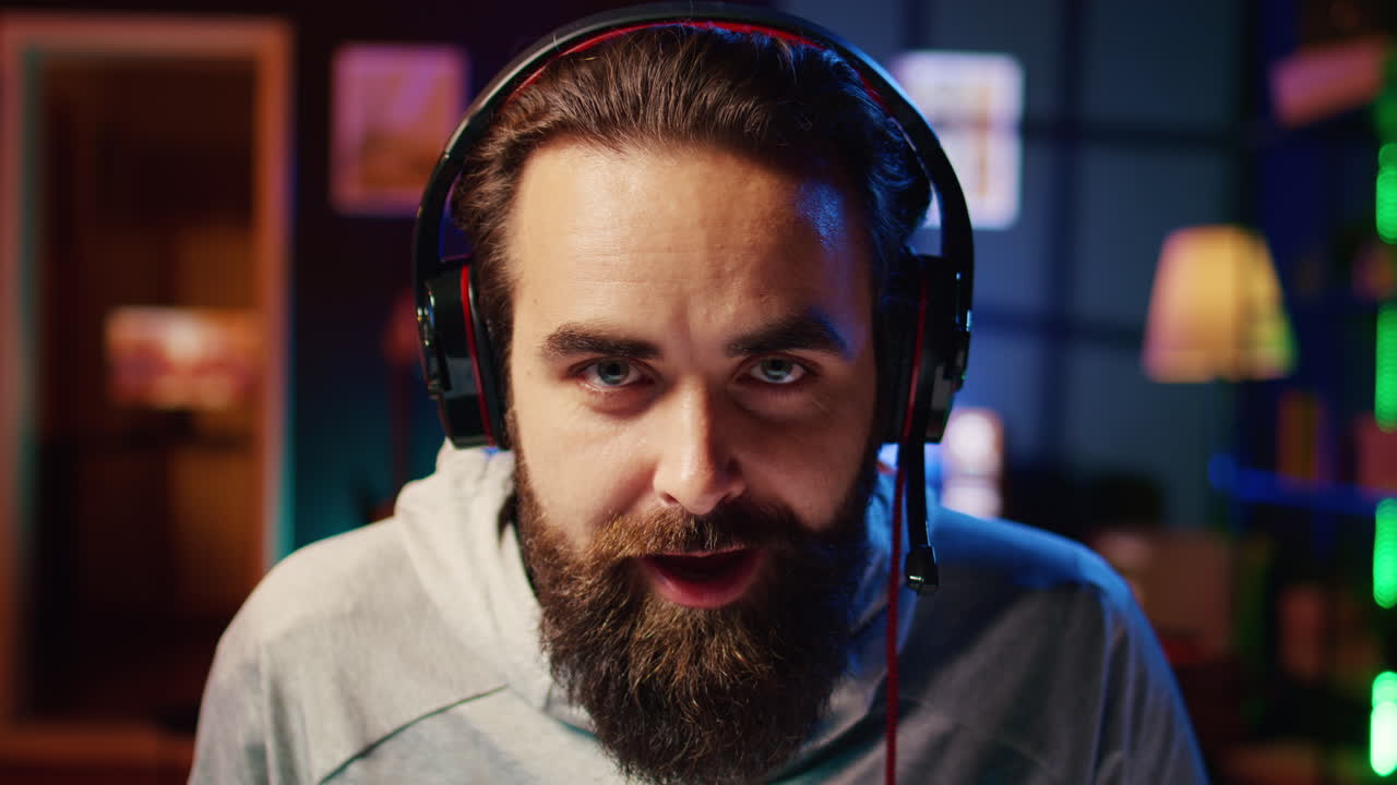 비디오 게임을 하는 프로 게이머, 시청자들에게 e스포츠 전략을 가르치는 클로즈업