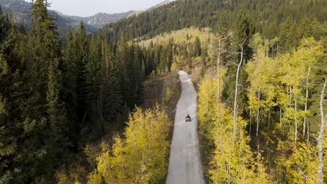 Fuera-Del-Camino-Trillado---Montando-Atv-En-Un-Hermoso-Camino-De-Tierra-En-Las-Montañas-De-Utah---Vista-Aérea-De-Seguimiento-De-Drones