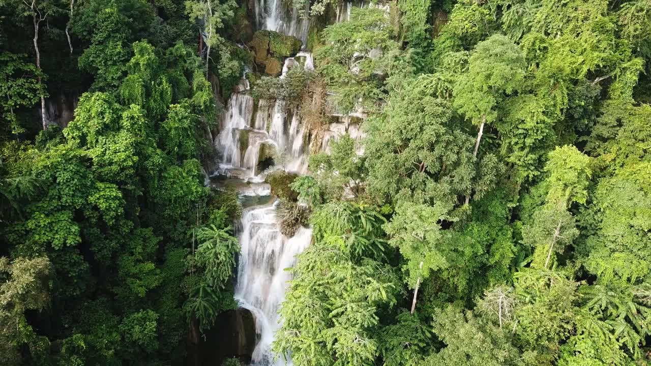 Impressionanti cascate di Kuang Si nella giungla del Laos, ripresa aerea cinematografica