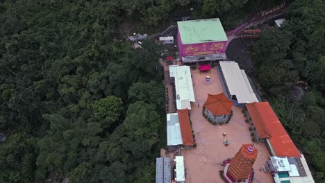 Antena-Sobre-El-Sitio-Del-Templo-Budista-Llamado-Monasterio-De-Los-Diez-Mil-Budas-En-Hong-Kong,-China