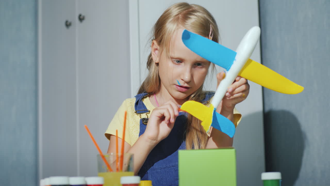 классная девочка красит игрушечный самолет развивающие игры для детей 4k видео