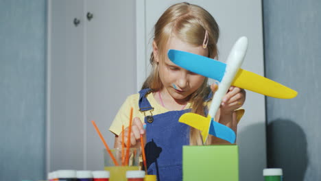 Cooles-Mädchen-Malt-Ein-Spielzeugflugzeug-Lernspiele-Für-Kinder-4k-Video