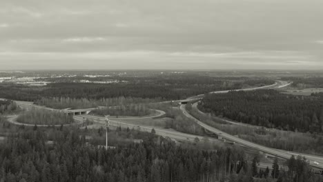 Timelapse-Aéreo-De-Una-Autopista-Alemana-En-Blanco-Y-Negro---Conduciendo-Autos-En-Una-Autopista